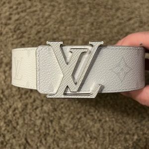 Louise Vuitton size 36 white monogram reversible belt, worn once, white buckle